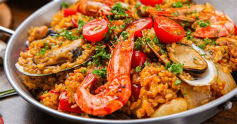 A favourite dish in Valencia is Arroz al horno ‘rice in the oven’ which incorporates tomatoes, garlic, chickpeas, blood sausage (morcilla), potatoes, and chorizo. Fideuà is another famous Valencian seafood dish made with thin noodles mixed with a variety of seafood.